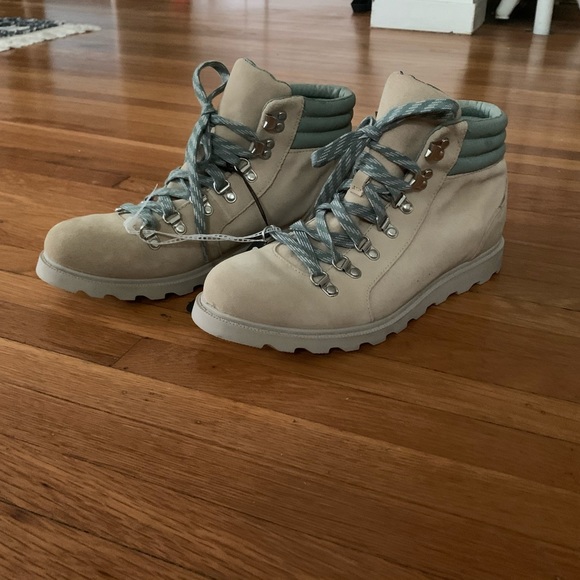 sorel waterproof hiking boots